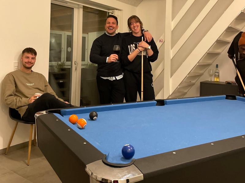 Lulu, Thomas und Vincent am Billard spielen