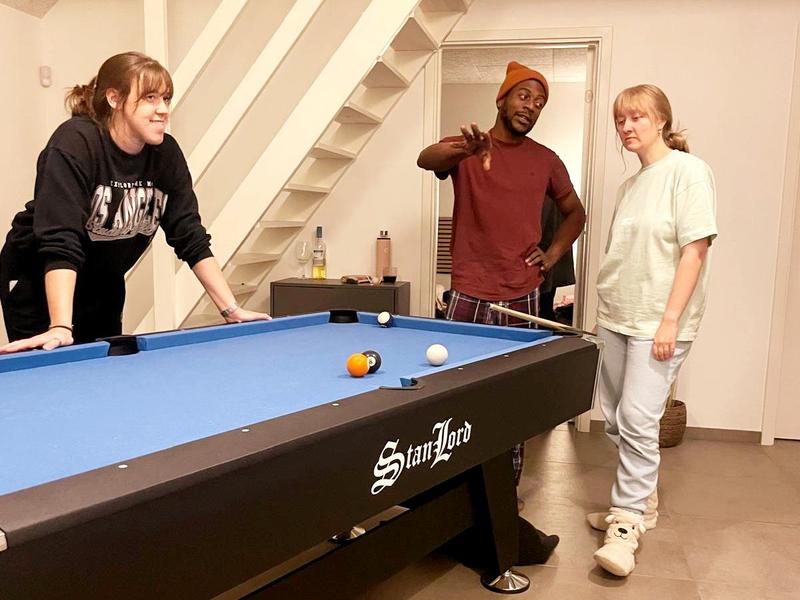 Lulu, Alva und Chike am Billard spielen